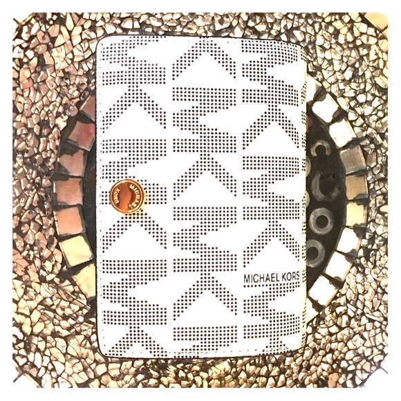 Michael Kors wallet authentic (barely used) - Picture 1 of 4